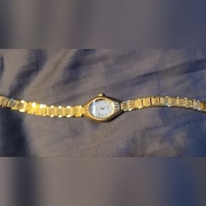 Vintage Ladies Elgin II etched gold band watch